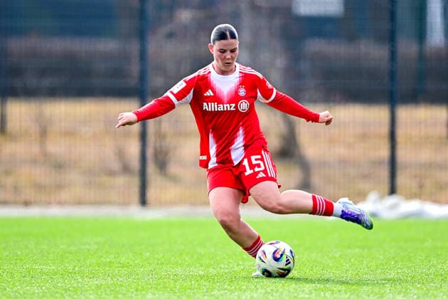 Laura Dafinger (FCB, 15) am Ball, Freisteller, Einzelbild, Aktion, Action, 08.02.2026, München (Deutschland), Fussball,2. Frauen-Bundesliga, FC Bayern München II - VfL Wolfsburg II, DFB DFL REGULATIONS PROHIBIT ANY USE OF PHOTOGRAPHS AS IMAGE SEQUENCES AND OR QUASI-VIDEO.