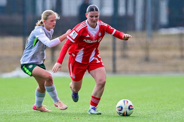 v.li.: Annika Mueller (Wolfsburg, 26) Laura Dafinger (FCB, 15) im Zweikampf, Duell, duel, tackle, Dynamik, Action, Aktion, 08.02.2026, München (Deutschland), Fussball,2. Frauen-Bundesliga, FC Bayern München II - VfL Wolfsburg II, DFB DFL REGULATIONS PROHIBIT ANY USE OF PHOTOGRAPHS AS IMAGE SEQUENCES AND OR QUASI-VIDEO.