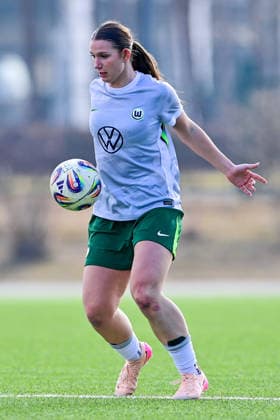 Lilly Meister (Wolfsburg, 4) am Ball, Freisteller, Einzelbild, Aktion, Action, 08.02.2026, München (Deutschland), Fussball,2. Frauen-Bundesliga, FC Bayern München II - VfL Wolfsburg II, DFB DFL REGULATIONS PROHIBIT ANY USE OF PHOTOGRAPHS AS IMAGE SEQUENCES AND OR QUASI-VIDEO.