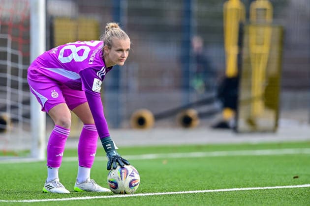 Anna Klink (Torwart, Torfrau, FCB, 38) am Ball, Freisteller, Einzelbild, Aktion, Action, 08.02.2026, München (Deutschland), Fussball,2. Frauen-Bundesliga, FC Bayern München II - VfL Wolfsburg II, DFB DFL REGULATIONS PROHIBIT ANY USE OF PHOTOGRAPHS AS IMAGE SEQUENCES AND OR QUASI-VIDEO.