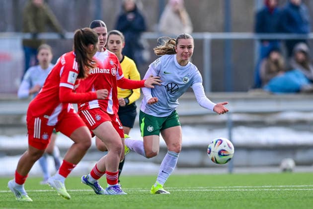 v.li.: Laura Dafinger (FCB, 15) Maja Zielinska (Wolfsburg, 10) im Zweikampf, Duell, duel, tackle, Dynamik, Action, Aktion, 08.02.2026, München (Deutschland), Fussball,2. Frauen-Bundesliga, FC Bayern München II - VfL Wolfsburg II, DFB DFL REGULATIONS PROHIBIT ANY USE OF PHOTOGRAPHS AS IMAGE SEQUENCES AND OR QUASI-VIDEO.