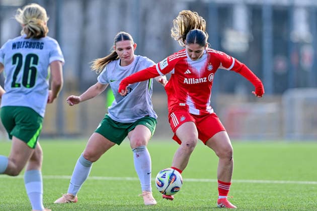 v.li.: Annika Mueller (Wolfsburg, 26) Lilly Meister (Wolfsburg, 4) Elira Terakaj (FCB, 7) im Zweikampf, Duell, duel, tackle, Dynamik, Action, Aktion, 08.02.2026, München (Deutschland), Fussball,2. Frauen-Bundesliga, FC Bayern München II - VfL Wolfsburg II, DFB DFL REGULATIONS PROHIBIT ANY USE OF PHOTOGRAPHS AS IMAGE SEQUENCES AND OR QUASI-VIDEO.