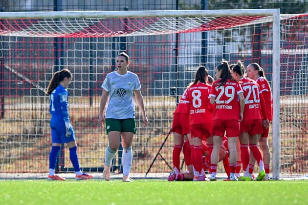 Spielerinnen des FC Bayern mit Torjubel, Jubel, Torjubel, Torerfolg, celebrate the goal, goal, celebration, Jubel ueber das Tor zum 2:2, optimistisch, Action, Aktion, Nelly Smolarczyk (Torwart, Wolfsburg, 12) und Lilly Meister (Wolfsburg, 4) enttaeuscht schauend, Enttaeuschung, Frustration, disappointed, pessimistisch, 08.02.2026, München (Deutschland), Fussball,2. Frauen-Bundesliga, FC Bayern München II - VfL Wolfsburg II, DFB DFL REGULATIONS PROHIBIT ANY USE OF PHOTOGRAPHS AS IMAGE SEQUENCES AND OR QUASI-VIDEO.