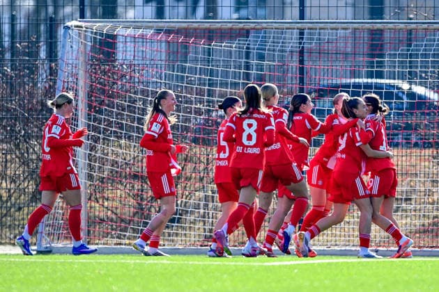 Spielerinnen des FC Bayern mit Torjubel, Jubel, Torjubel, Torerfolg, celebrate the goal, goal, celebration, Jubel ueber das Tor zum 3.2 durch Laila Portella (FCB, 19) (1.v.re.), optimistisch, Action, Aktion, 08.02.2026, München (Deutschland), Fussball,2. Frauen-Bundesliga, FC Bayern München II - VfL Wolfsburg II, DFB DFL REGULATIONS PROHIBIT ANY USE OF PHOTOGRAPHS AS IMAGE SEQUENCES AND OR QUASI-VIDEO.