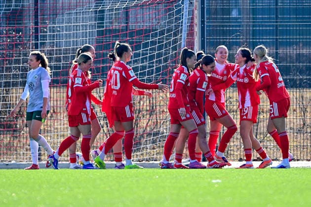 Spielerinnen des FC Bayern mit Torjubel, Jubel, Torjubel, Torerfolg, celebrate the goal, goal, celebration, Jubel ueber das Tor zum 3.2 durch Laila Portella (FCB, 19) (2.v.re.), optimistisch, Action, Aktion, 08.02.2026, München (Deutschland), Fussball,2. Frauen-Bundesliga, FC Bayern München II - VfL Wolfsburg II, DFB DFL REGULATIONS PROHIBIT ANY USE OF PHOTOGRAPHS AS IMAGE SEQUENCES AND OR QUASI-VIDEO.