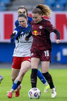 v.li.: Maria Mikolajova (Hamburger SV, HSV, 27) und Annabel Schasching (RB Leipzig, 16) im Zweikampf, Duell, Dynamik, Aktion, Action, Spielszene, DIE DFB-RICHTLINIEN UNTERSAGEN JEGLICHE NUTZUNG VON FOTOS ALS SEQUENZBILDER UND ODER VIDEOÄHNLICHE FOTOSTRECKEN. DFB REGULATIONS PROHIBIT ANY USE OF PHOTOGRAPHS AS IMAGE SEQUENCES AND OR QUASI-VIDEO., 08.02.2026, Hamburg (Deutschland), Fussball, Google Pixel Frauen-Bundesliga, Hamburger SV - RB Leipzig