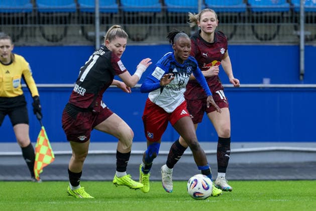 v.li.: Julia Landenberger (RB Leipzig, 21), Magou Doucoure (Hamburger SV, HSV, 2) und Marleen Schimmer (RB Leipzig, 14) im Zweikampf, Duell, Dynamik, Aktion, Action, Spielszene, DIE DFB-RICHTLINIEN UNTERSAGEN JEGLICHE NUTZUNG VON FOTOS ALS SEQUENZBILDER UND ODER VIDEOÄHNLICHE FOTOSTRECKEN. DFB REGULATIONS PROHIBIT ANY USE OF PHOTOGRAPHS AS IMAGE SEQUENCES AND OR QUASI-VIDEO., 08.02.2026, Hamburg (Deutschland), Fussball, Google Pixel Frauen-Bundesliga, Hamburger SV - RB Leipzig