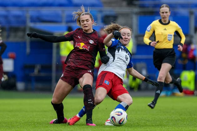 v.li.: Andrea Norheim (RB Leipzig, 3) und Melanie Brunnthaler (Hamburger SV, HSV, 11) im Zweikampf, Duell, Dynamik, Aktion, Action, Spielszene, DIE DFB-RICHTLINIEN UNTERSAGEN JEGLICHE NUTZUNG VON FOTOS ALS SEQUENZBILDER UND ODER VIDEOÄHNLICHE FOTOSTRECKEN. DFB REGULATIONS PROHIBIT ANY USE OF PHOTOGRAPHS AS IMAGE SEQUENCES AND OR QUASI-VIDEO., 08.02.2026, Hamburg (Deutschland), Fussball, Google Pixel Frauen-Bundesliga, Hamburger SV - RB Leipzig
