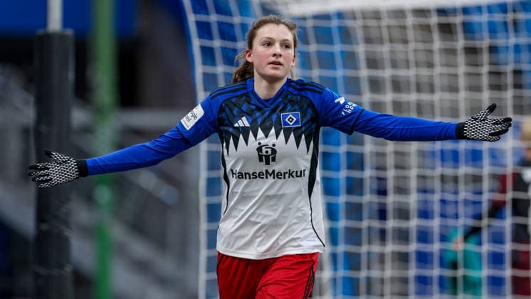 Torschützin Lotta Wrede (Hamburger SV, HSV, 32) mit Torjubel, Jubel, jubeln, jubelt, optimistisch, Spielszene, Highlight, Freude über das Tor zum 1:0, DIE DFB-RICHTLINIEN UNTERSAGEN JEGLICHE NUTZUNG VON FOTOS ALS SEQUENZBILDER UND ODER VIDEOÄHNLICHE FOTOSTRECKEN. DFB REGULATIONS PROHIBIT ANY USE OF PHOTOGRAPHS AS IMAGE SEQUENCES AND OR QUASI-VIDEO., 08.02.2026, Hamburg (Deutschland), Fussball, Google Pixel Frauen-Bundesliga, Hamburger SV - RB Leipzig