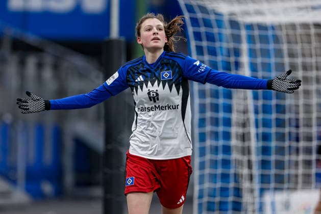 Torschützin Lotta Wrede (Hamburger SV, HSV, 32) mit Torjubel, Jubel, jubeln, jubelt, optimistisch, Spielszene, Highlight, Freude über das Tor zum 1:0, DIE DFB-RICHTLINIEN UNTERSAGEN JEGLICHE NUTZUNG VON FOTOS ALS SEQUENZBILDER UND ODER VIDEOÄHNLICHE FOTOSTRECKEN. DFB REGULATIONS PROHIBIT ANY USE OF PHOTOGRAPHS AS IMAGE SEQUENCES AND OR QUASI-VIDEO., 08.02.2026, Hamburg (Deutschland), Fussball, Google Pixel Frauen-Bundesliga, Hamburger SV - RB Leipzig