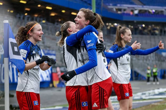 v.li.: Melanie Brunnthaler (Hamburger SV, HSV, 11), Maria Mikolajova (Hamburger SV, HSV, 27) und Torschützin Lotta Wrede (Hamburger SV, HSV, 32) mit Torjubel, Jubel, jubeln, jubelt, optimistisch, Spielszene, Highlight, Freude über das Tor zum 1:0, DIE DFB-RICHTLINIEN UNTERSAGEN JEGLICHE NUTZUNG VON FOTOS ALS SEQUENZBILDER UND ODER VIDEOÄHNLICHE FOTOSTRECKEN. DFB REGULATIONS PROHIBIT ANY USE OF PHOTOGRAPHS AS IMAGE SEQUENCES AND OR QUASI-VIDEO., 08.02.2026, Hamburg (Deutschland), Fussball, Google Pixel Frauen-Bundesliga, Hamburger SV - RB Leipzig