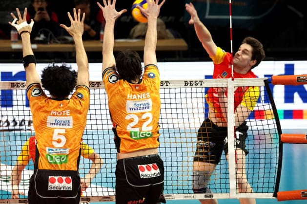DEU, DVV, 1.VBL, BR Volleys vs. Baden Volleys, 08.02.2026, Max-Schmeling-Halle, Berlin, DEU, DVV, 1.VBL, BR Volleys vs. Baden Volleys, im Bild Nehemiah Mote (BR Volleys 5), Jake Hanes (BR Volleys 22), Nimo Benne (BADEN VOLLEYS 21)