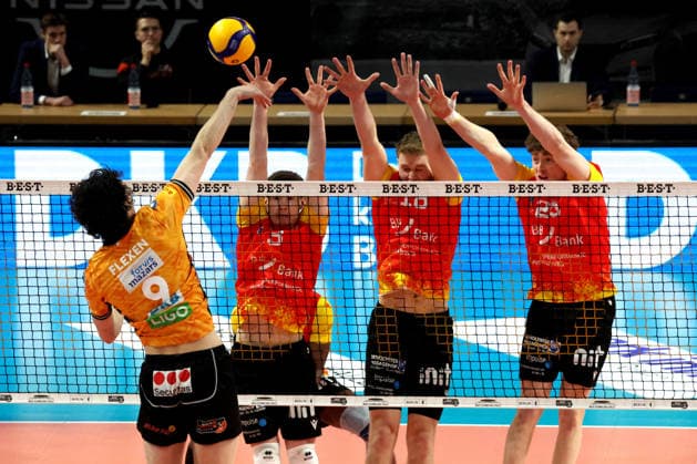 DEU, DVV, 1.VBL, BR Volleys vs. Baden Volleys, 08.02.2026, Max-Schmeling-Halle, Berlin, DEU, DVV, 1.VBL, BR Volleys vs. Baden Volleys, im Bild Nolan Flexen (BR Volleys 9), Denir Hadzic (BADEN VOLLEYS 3), Maximilian Koenig (BADEN VOLLEYS 18), Corey Mayotte (BADEN VOLLEYS 25)