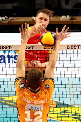 DEU, DVV, 1.VBL, BR Volleys vs. Baden Volleys, 08.02.2026, Max-Schmeling-Halle, Berlin, DEU, DVV, 1.VBL, BR Volleys vs. Baden Volleys, im Bild Florian Krage-Brewitz (BR Volleys 12), Maximilian Koenig (BADEN VOLLEYS 18)