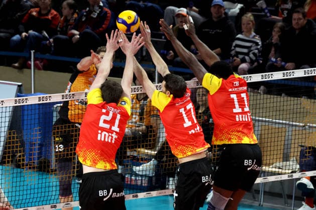 DEU, DVV, 1.VBL, BR Volleys vs. Baden Volleys, 08.02.2026, Max-Schmeling-Halle, Berlin, DEU, DVV, 1.VBL, BR Volleys vs. Baden Volleys, im Bild Ruben Schott (BR Volleys 13), Nimo Benne (BADEN VOLLEYS 21), Jonathan Downs (BADEN VOLLEYS 17), John Obi (BADEN VOLLEYS 11)