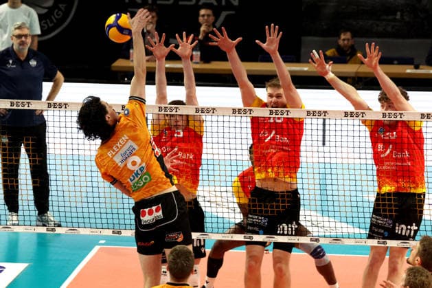 DEU, DVV, 1.VBL, BR Volleys vs. Baden Volleys, 08.02.2026, Max-Schmeling-Halle, Berlin, DEU, DVV, 1.VBL, BR Volleys vs. Baden Volleys, im Bild Nolan Flexen (BR Volleys 9), Denir Hadzic (BADEN VOLLEYS 3), Maximilian Koenig (BADEN VOLLEYS 18), Corey Mayotte (BADEN VOLLEYS 25)