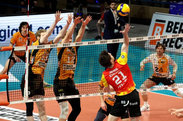 DEU, DVV, 1.VBL, BR Volleys vs. Baden Volleys, 08.02.2026, Max-Schmeling-Halle, Berlin, DEU, DVV, 1.VBL, BR Volleys vs. Baden Volleys, im Bild Fedor Ivanov (BR Volleys 33), Florian Krage-Brewitz (BR Volleys 12), Nimo Benne (BADEN VOLLEYS 21)