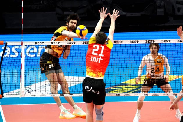 DEU, DVV, 1.VBL, BR Volleys vs. Baden Volleys, 08.02.2026, Max-Schmeling-Halle, Berlin, DEU, DVV, 1.VBL, BR Volleys vs. Baden Volleys, im Bild Jake Hanes (BR Volleys 22), Nimo Benne (BADEN VOLLEYS 21)
