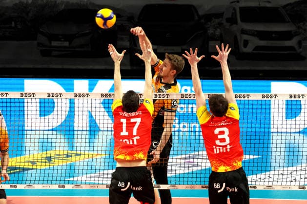 DEU, DVV, 1.VBL, BR Volleys vs. Baden Volleys, 08.02.2026, Max-Schmeling-Halle, Berlin, DEU, DVV, 1.VBL, BR Volleys vs. Baden Volleys, im Bild Florian Krage-Brewitz (BR Volleys 12), Jonathan Downs (BADEN VOLLEYS 17), Denir Hadzic (BADEN VOLLEYS 3)