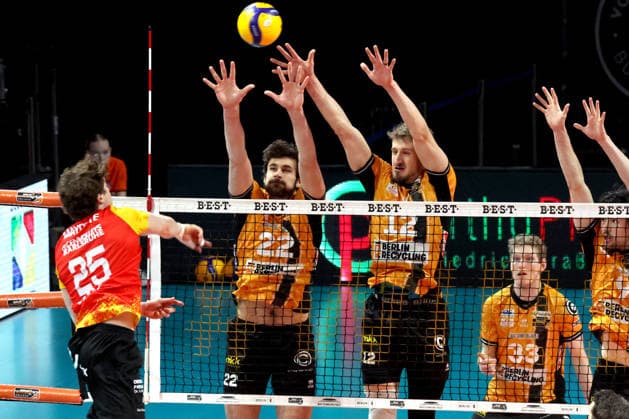 DEU, DVV, 1.VBL, BR Volleys vs. Baden Volleys, 08.02.2026, Max-Schmeling-Halle, Berlin, DEU, DVV, 1.VBL, BR Volleys vs. Baden Volleys, im Bild Jake Hanes (BR Volleys 22), Florian Krage-Brewitz (BR Volleys 12), Corey Mayotte (BADEN VOLLEYS 25)