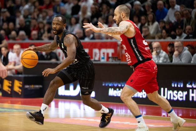 Jordan Nathaniel Johnson (Tigers Tuebingen, 11) im Zweikampf mit Simon Krajcovic (GIESSEN 46ers, 55), GER, Gießen 46ers vs. Tigers Tuebingen, Basketball, Herren, Pro A, 2. Barmer Basketball Bundesliga, 08.02.2026. GER, Gießen 46ers vs. Tigers Tuebingen, Basketball, Herren, Pro A, 2. Barmer Basketball Bundesliga Gießen Copyright: xEibner-Pressefoto FlorianxWiegandx EP_FWD
