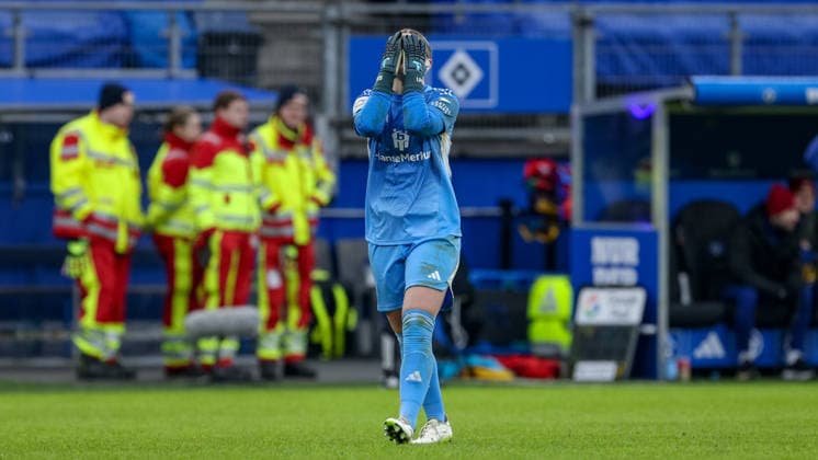 Lea Paulick (Torhüterin, Torwart, Hamburger SV, HSV, 25) enttäuscht schauend, Enttäuschung, hält sich die Hände vor das Gesicht, Emotion, Emotionen, Niederlage, DIE DFB-RICHTLINIEN UNTERSAGEN JEGLICHE NUTZUNG VON FOTOS ALS SEQUENZBILDER UND ODER VIDEOÄHNLICHE FOTOSTRECKEN. DFB REGULATIONS PROHIBIT ANY USE OF PHOTOGRAPHS AS IMAGE SEQUENCES AND OR QUASI-VIDEO., 08.02.2026, Hamburg (Deutschland), Fussball, Google Pixel Frauen-Bundesliga, Hamburger SV - RB Leipzig