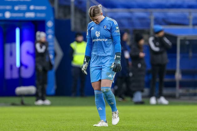Lea Paulick (Torhüterin, Torwart, Hamburger SV, HSV, 25) enttäuscht schauend, Enttäuschung, Emotion, Emotionen, Niederlage, DIE DFB-RICHTLINIEN UNTERSAGEN JEGLICHE NUTZUNG VON FOTOS ALS SEQUENZBILDER UND ODER VIDEOÄHNLICHE FOTOSTRECKEN. DFB REGULATIONS PROHIBIT ANY USE OF PHOTOGRAPHS AS IMAGE SEQUENCES AND OR QUASI-VIDEO., 08.02.2026, Hamburg (Deutschland), Fussball, Google Pixel Frauen-Bundesliga, Hamburger SV - RB Leipzig