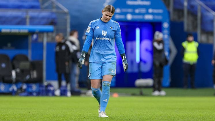 Lea Paulick (Torhüterin, Torwart, Hamburger SV, HSV, 25) enttäuscht schauend, Enttäuschung, Emotion, Emotionen, Niederlage, DIE DFB-RICHTLINIEN UNTERSAGEN JEGLICHE NUTZUNG VON FOTOS ALS SEQUENZBILDER UND ODER VIDEOÄHNLICHE FOTOSTRECKEN. DFB REGULATIONS PROHIBIT ANY USE OF PHOTOGRAPHS AS IMAGE SEQUENCES AND OR QUASI-VIDEO., 08.02.2026, Hamburg (Deutschland), Fussball, Google Pixel Frauen-Bundesliga, Hamburger SV - RB Leipzig
