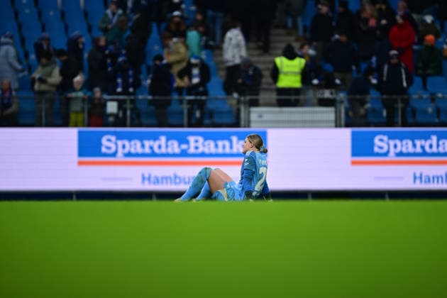 Fußball I Frauen I Saison 2025-2026 I Bundesliga I 17. Spieltag I Hamburger SV - RB Leipzig I 08.02.2026 Schaut enttäuscht, betrübt, deprimiert, frustriert, geknickt, gekränkt, niedergeschlagen, unzufrieden, ernüchtert, schlecht gelaunt: Lea Paulick (25, Hamburger SV) Hamburg Volkspark, Volksparkstadion, Stadion, Volkspark-Stadion Hamburg Deutschland Copyright: xLobeca FelixxSchlikisx