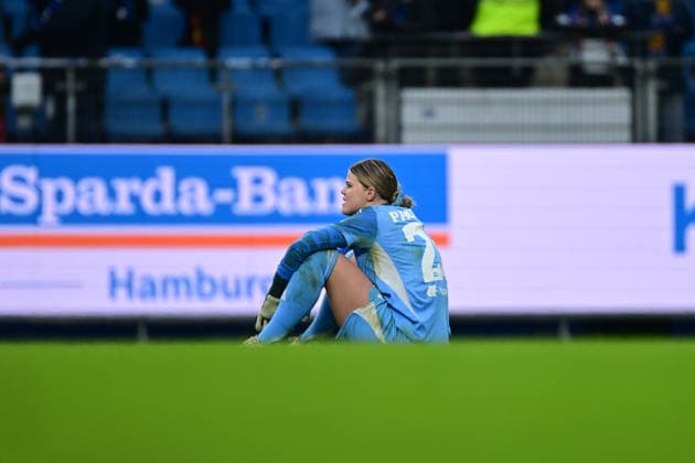 Fußball I Frauen I Saison 2025-2026 I Bundesliga I 17. Spieltag I Hamburger SV - RB Leipzig I 08.02.2026 Schaut enttäuscht, betrübt, deprimiert, frustriert, geknickt, gekränkt, niedergeschlagen, unzufrieden, ernüchtert, schlecht gelaunt: Lea Paulick (25, Hamburger SV) Hamburg Volkspark, Volksparkstadion, Stadion, Volkspark-Stadion Hamburg Deutschland Copyright: xLobeca FelixxSchlikisx