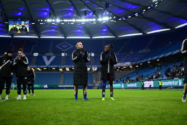 Fußball I Frauen I Saison 2025-2026 I Bundesliga I 17. Spieltag I Hamburger SV - RB Leipzig I 08.02.2026 Schaut enttäuscht, betrübt, deprimiert, frustriert, geknickt, gekränkt, niedergeschlagen, unzufrieden, ernüchtert, schlecht gelaunt: Hamburger SV Frauen zusammen vor den Fans Paulina Bartz (37, Hamburger SV) Magou Doucoure (2, Hamburger SV) Hamburg Volkspark, Volksparkstadion, Stadion, Volkspark-Stadion Hamburg Deutschland Copyright: xLobeca FelixxSchlikisx