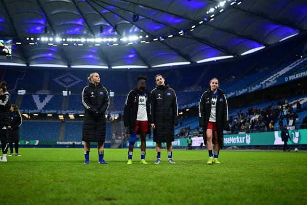 Fußball I Frauen I Saison 2025-2026 I Bundesliga I 17. Spieltag I Hamburger SV - RB Leipzig I 08.02.2026 Schaut enttäuscht, betrübt, deprimiert, frustriert, geknickt, gekränkt, niedergeschlagen, unzufrieden, ernüchtert, schlecht gelaunt: Hamburger SV Frauen zusammen vor den Fans Hamburg Volkspark, Volksparkstadion, Stadion, Volkspark-Stadion Hamburg Deutschland Copyright: xLobeca FelixxSchlikisx