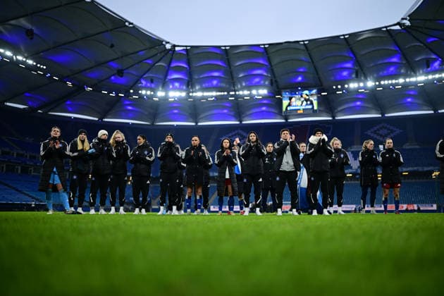 Fußball I Frauen I Saison 2025-2026 I Bundesliga I 17. Spieltag I Hamburger SV - RB Leipzig I 08.02.2026 Schaut enttäuscht, betrübt, deprimiert, frustriert, geknickt, gekränkt, niedergeschlagen, unzufrieden, ernüchtert, schlecht gelaunt: Hamburger SV Frauen zusammen vor den Fans Hamburg Volkspark, Volksparkstadion, Stadion, Volkspark-Stadion Hamburg Deutschland Copyright: xLobeca FelixxSchlikisx