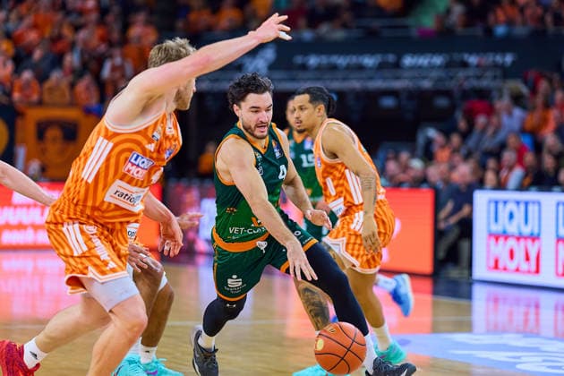 Christian Sengfelder (ratiopharm ulm, 43), Clayton Guilozet (Gladiators Trier, 04), Nelson Weidemann (ratiopharm ulm, 00) GER, ratiopharm ulm vs. Gladiators Trier, Basketball, 21. Spieltag, EasyCredit Bundesliga, Spielzeit 2025 2026, 08.02.2026 GER, ratiopharm ulm vs. Gladiators Trier, Basketball, 21. Spieltag, EasyCredit Bundesliga, Spielzeit 2025 2026, 08.02.2026 Neu-Ulm Copyright: xEibner-Pressefoto GeraldxOelze-dexStoppanyx EP_ODS