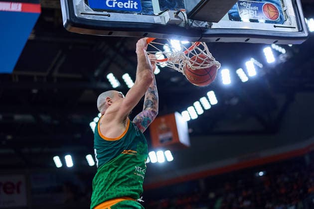 Dunking, Dunk von Maik Zirbes (Gladiators Trier, 33) GER, ratiopharm ulm vs. Gladiators Trier, Basketball, 21. Spieltag, EasyCredit Bundesliga, Spielzeit 2025 2026, 08.02.2026 GER, ratiopharm ulm vs. Gladiators Trier, Basketball, 21. Spieltag, EasyCredit Bundesliga, Spielzeit 2025 2026, 08.02.2026 Neu-Ulm Copyright: xEibner-Pressefoto GeraldxOelze-dexStoppanyx EP_ODS