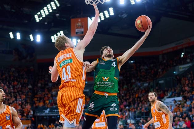 Zweikampf, Duell unter dem Korb zwischen Christian Sengfelder (ratiopharm ulm, 43) und Clayton Guilozet (Gladiators Trier, 04) GER, ratiopharm ulm vs. Gladiators Trier, Basketball, 21. Spieltag, EasyCredit Bundesliga, Spielzeit 2025 2026, 08.02.2026 GER, ratiopharm ulm vs. Gladiators Trier, Basketball, 21. Spieltag, EasyCredit Bundesliga, Spielzeit 2025 2026, 08.02.2026 Neu-Ulm Copyright: xEibner-Pressefoto GeraldxOelze-dexStoppanyx EP_ODS