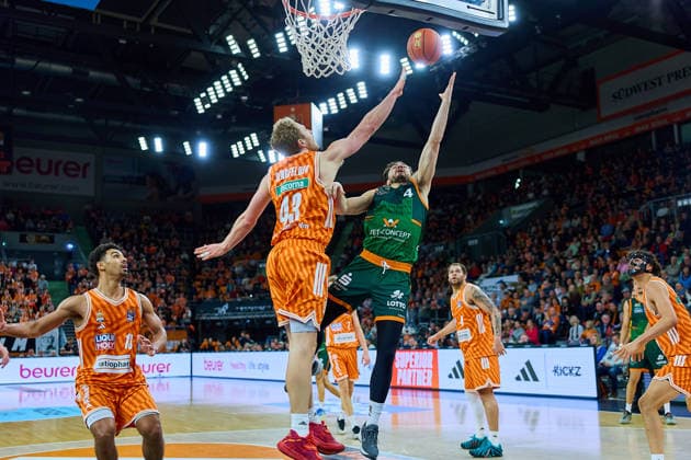 Zweikampf, Duell unter dem Korb zwischen Christian Sengfelder (ratiopharm ulm, 43) und Clayton Guilozet (Gladiators Trier, 04) GER, ratiopharm ulm vs. Gladiators Trier, Basketball, 21. Spieltag, EasyCredit Bundesliga, Spielzeit 2025 2026, 08.02.2026 GER, ratiopharm ulm vs. Gladiators Trier, Basketball, 21. Spieltag, EasyCredit Bundesliga, Spielzeit 2025 2026, 08.02.2026 Neu-Ulm Copyright: xEibner-Pressefoto GeraldxOelze-dexStoppanyx EP_ODS