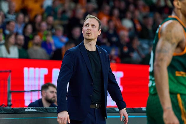 Jaques Schneider (Gladiators Trier, Head Coach) schaut auf die Anzeige GER, ratiopharm ulm vs. Gladiators Trier, Basketball, 21. Spieltag, EasyCredit Bundesliga, Spielzeit 2025 2026, 08.02.2026 GER, ratiopharm ulm vs. Gladiators Trier, Basketball, 21. Spieltag, EasyCredit Bundesliga, Spielzeit 2025 2026, 08.02.2026 Neu-Ulm Copyright: xEibner-Pressefoto GeraldxOelze-dexStoppanyx EP_ODS