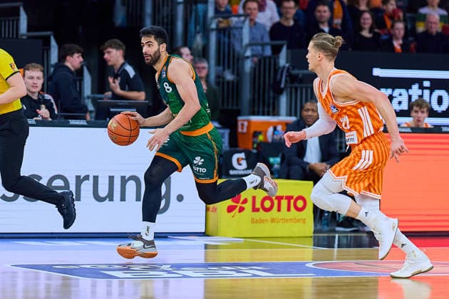 Behnam Yakhchali (Gladiators Trier, 08) verfolgt von Thomas Klepeisz (ratiopharm ulm, 22) GER, ratiopharm ulm vs. Gladiators Trier, Basketball, 21. Spieltag, EasyCredit Bundesliga, Spielzeit 2025 2026, 08.02.2026 GER, ratiopharm ulm vs. Gladiators Trier, Basketball, 21. Spieltag, EasyCredit Bundesliga, Spielzeit 2025 2026, 08.02.2026 Neu-Ulm Copyright: xEibner-Pressefoto GeraldxOelze-dexStoppanyx EP_ODS