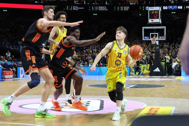 DEU, easyCredit BBL, ALBA vs. Vechta, 08.02.2026, Uber-Arena, Berlin, DEU, easyCredit BBL, ALBA vs. Vechta, im Bild Bennet Hundt (ALBA Berlin 33), Eli Irizarry (C) (BADEN VOLLEYS 22), Philipp Schumann (BADEN VOLLEYS 5)