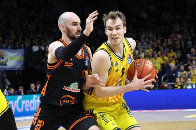 DEU, easyCredit BBL, ALBA vs. Vechta, 08.02.2026, Uber-Arena, Berlin, DEU, easyCredit BBL, ALBA vs. Vechta, im Bild MALTE DELOW (ALBA Berlin 6), Lukas Jaeger (BADEN VOLLEYS 12)
