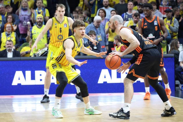 DEU, easyCredit BBL, ALBA vs. Vechta, 08.02.2026, Uber-Arena, Berlin, DEU, easyCredit BBL, ALBA vs. Vechta, im Bild Bennet Hundt (ALBA Berlin 33), Lukas Jaeger (BADEN VOLLEYS 12)