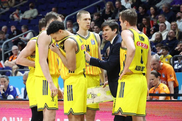 DEU, easyCredit BBL, ALBA vs. Vechta, 08.02.2026, Uber-Arena, Berlin, DEU, easyCredit BBL, ALBA vs. Vechta, im Bild CHEFTRAINER Pedro Calles (ALBA Berlin), ALBA-Spielerkreis