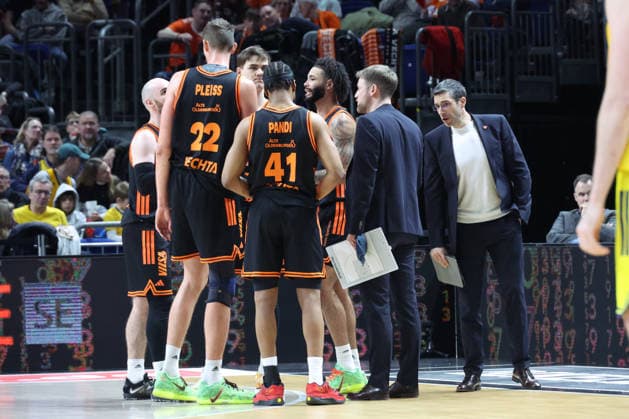 DEU, easyCredit BBL, ALBA vs. Vechta, 08.02.2026, Uber-Arena, Berlin, DEU, easyCredit BBL, ALBA vs. Vechta, im Bild Vechta-Spielerkreis, Cheftrainer Christian Held (Rasta Vechta)