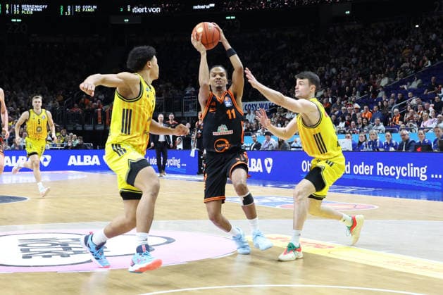 DEU, easyCredit BBL, ALBA vs. Vechta, 08.02.2026, Uber-Arena, Berlin, DEU, easyCredit BBL, ALBA vs. Vechta, im Bild Jack Kayil( ALBA Berlin 7), JONAS MATTISSECK (ALBA Berlin 9), Alonzo Verge(Rasta Vechta 11)