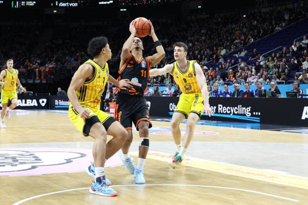 DEU, easyCredit BBL, ALBA vs. Vechta, 08.02.2026, Uber-Arena, Berlin, DEU, easyCredit BBL, ALBA vs. Vechta, im Bild Jack Kayil( ALBA Berlin 7), JONAS MATTISSECK (ALBA Berlin 9), Alonzo Verge(Rasta Vechta 11)