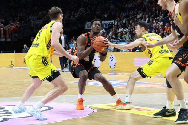 DEU, easyCredit BBL, ALBA vs. Vechta, 08.02.2026, Uber-Arena, Berlin, DEU, easyCredit BBL, ALBA vs. Vechta, im Bild Moses Wood (ALBA Berlin 11), JONAS MATTISSECK (ALBA Berlin 9), TJ Bamba(Rasta Vechta 5)