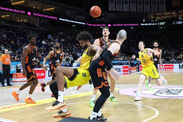 DEU, easyCredit BBL, ALBA vs. Vechta, 08.02.2026, Uber-Arena, Berlin, DEU, easyCredit BBL, ALBA vs. Vechta, im Bild Norris Agbakoko (ALBA Berlin 17), Tommy Kuhse(Rasta Vechta 12)
