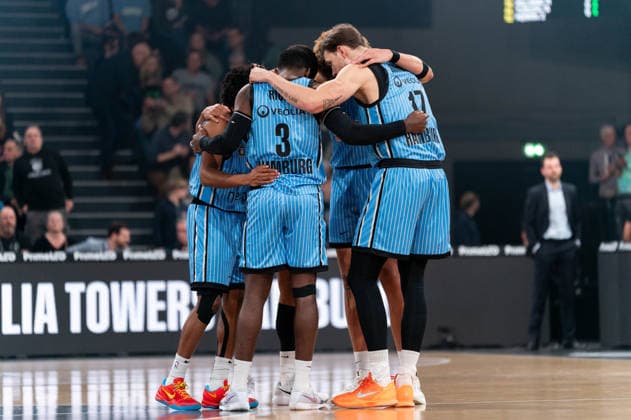 Veolia Towers Hamburg beim Huddle, Ross Williams (Veolia Towers Hamburg, 34), Osaro Rich (Veolia Towers Hamburg, 03), Niklas Wimberg (Veolia Towers Hamburg, 17), GER, Veolia Towers Hamburg vs Basketball Loewen Braunschweig, Basketball, Bundesliga, Spieltag 19, Saison 2025 2026, 08.02.2026 GER, Veolia Towers Hamburg vs Basketball Loewen Braunschweig, Basketball, Bundesliga, Spieltag 19, Saison 2025 2026, 08.02.2026 Hamburg Copyright: xEibner-Pressefoto MaxxVincenx EP_MVN
