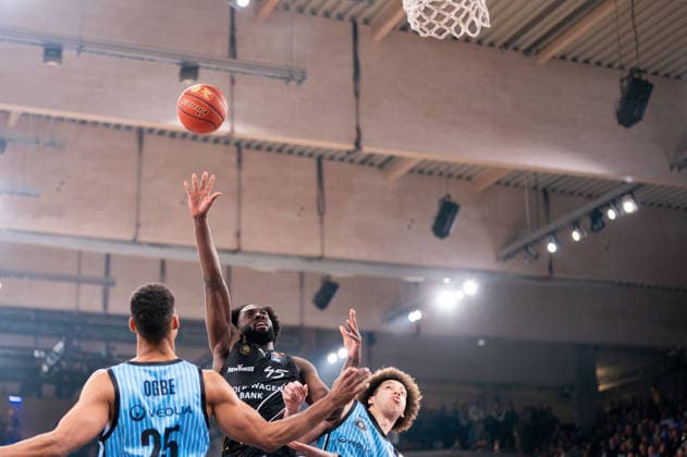 Oluwasimisola Shittu (Basketball Loewen Braunschweig, 45) beim Wurf, Kenneth Ogbe (Veolia Towers Hamburg, 25), Zacharie Perrin (Veolia Towers Hamburg, 52), GER, Veolia Towers Hamburg vs Basketball Loewen Braunschweig, Basketball, Bundesliga, Spieltag 19, Saison 2025 2026, 08.02.2026 GER, Veolia Towers Hamburg vs Basketball Loewen Braunschweig, Basketball, Bundesliga, Spieltag 19, Saison 2025 2026, 08.02.2026 Hamburg Copyright: xEibner-Pressefoto MaxxVincenx EP_MVN